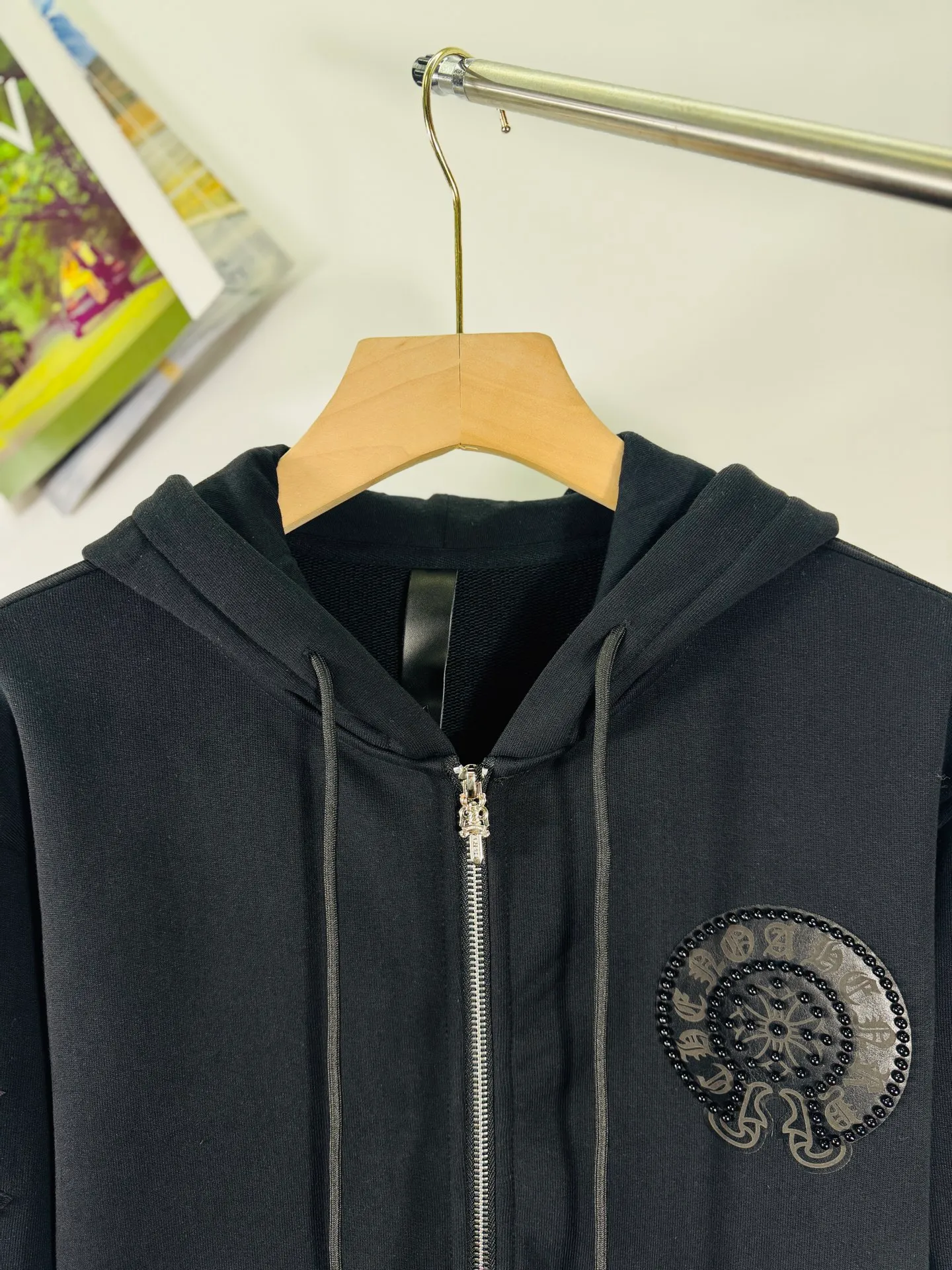 P340 top version, real shot without P, ​​different from market currency) 𝗖𝗵𝗿𝗼𝗺𝗲 𝗛𝗲𝗮𝗿𝘁𝘀/Cro Heart 2025 Rivets Autumn and Winter New Original Single Counter American Rivets 3D Three-dimensional Couple Casual Cardigan Sweatshirt 👑The highest version! Customized fabric 480g tripe terry fabric! American acid-washed and distressed original fabric with laser rivets. Best-selling model at the counter. Very comfortable to wear. Accessories: Original molded and authenticated collar label➕100% silk wash label. Genuine purchase-grade original hangtag➕matching hanging rope➕3D hanging beads➕original packaging bag. Craftsmanship: The original version has consistent wiring! The highest version of the armhole matching technique! Color: Black Size: S M L XL Style No.: 613